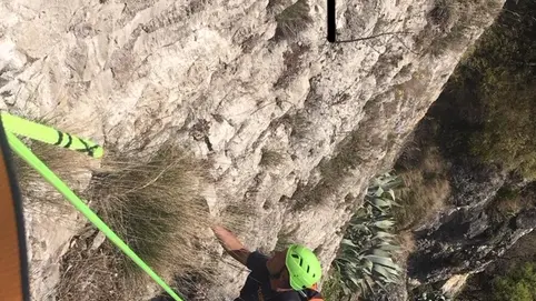 Il salvataggio di Maja a strapiombo sul lago