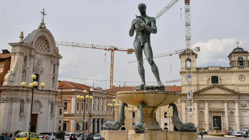 Il centro dell’Aquila. Piazza Duomo come si presenta in questi giorni