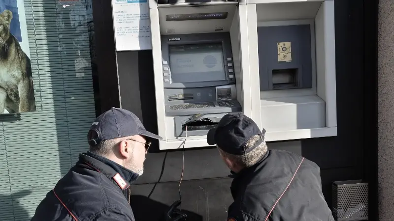 Artificieri a Flero: evacuata piazza IV Novembre per esplosivo al Bancomat