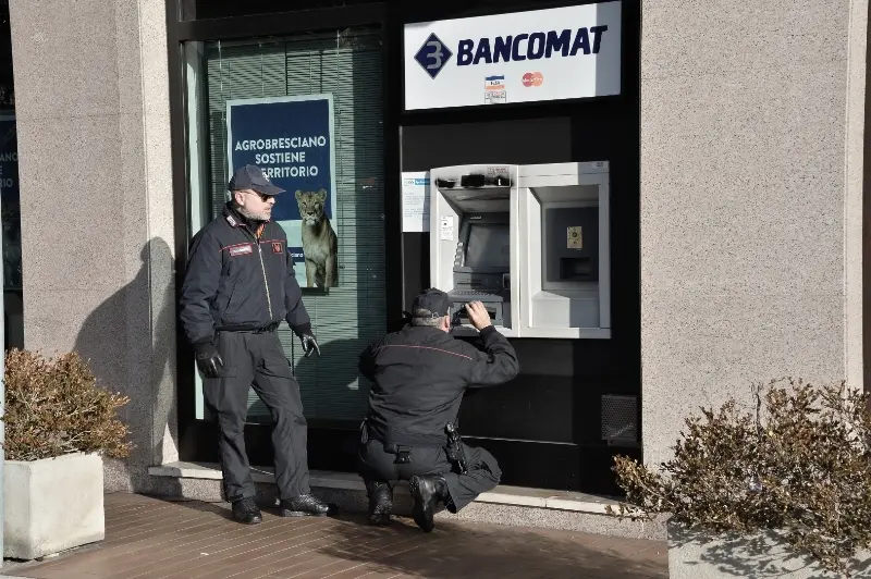 Artificieri a Flero: evacuata piazza IV Novembre per esplosivo al Bancomat
