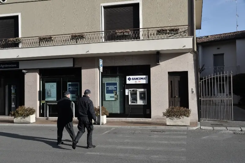 Artificieri a Flero: evacuata piazza IV Novembre per esplosivo al Bancomat