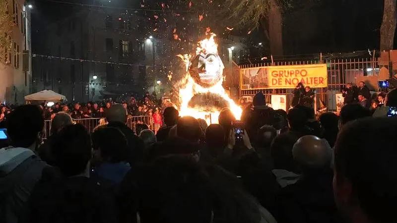 Un'immagine del rogo del fantoccio di Salvini al quartiere Carmine