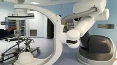 L’angiografo presente nella sala ibrida, somma di tecnologia  radiologica e sistema robotico - Foto © www.giornaledibrescia.it