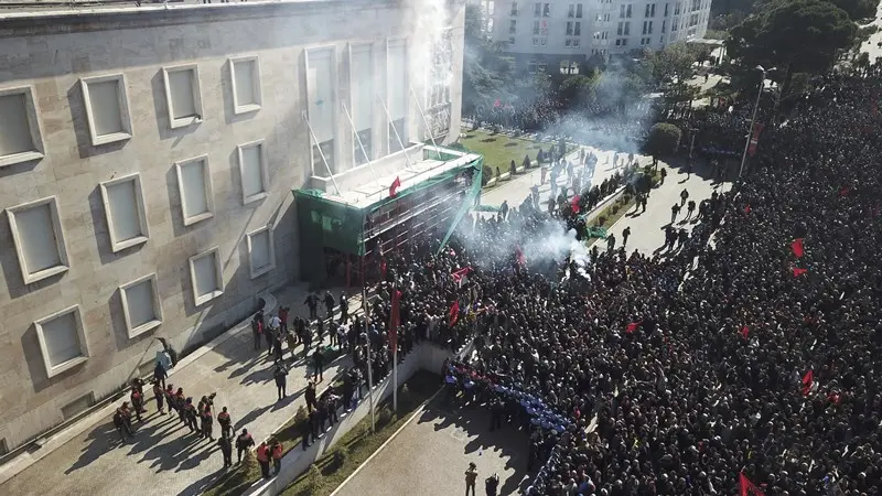 L'assalto al governo a Tirana