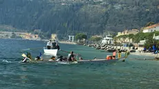 La canoa ribaltata a Toscolano Maderno