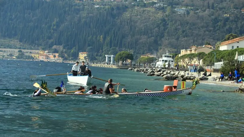 La canoa ribaltata a Toscolano Maderno