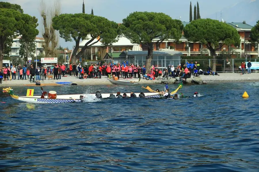 La canoa ribaltata a Toscolano Maderno
