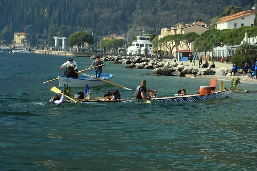 La canoa ribaltata a Toscolano Maderno