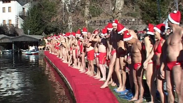 Il tuffo della Befana al lago Moro