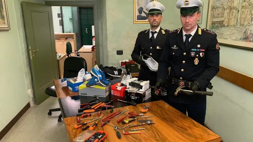 L’«arsenale dello scasso». Rinvenuto dagli agenti della Polizia locale © www.giornaledibrescia.it