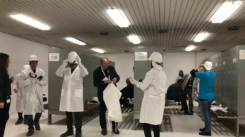 Camici, caschi e guanti: misure di sicurezza nella centrale