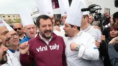 Il vice premier Matteo Salvini con alcuni cuochi all'inaugurazione del Vinitaly di Verona - Foto Ansa © www.giornaledibrescia.it