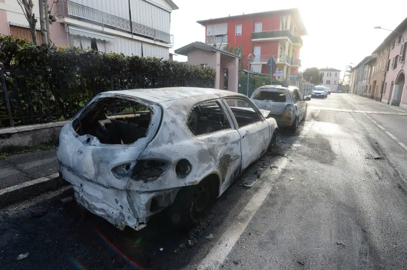 San Zeno, rogo distrugge due auto - Foto Marco Ortogni/Neg © www.giornaledibrescia.it