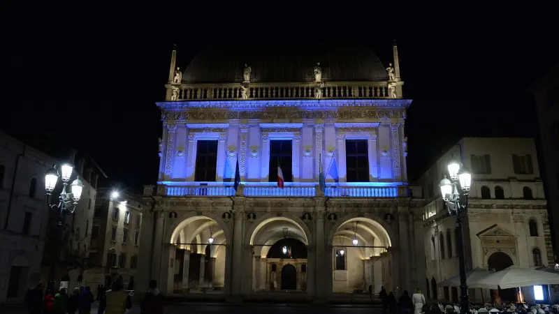 La Loggia illuminata di blu