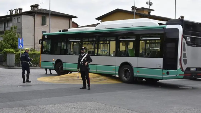 L'autobus rimasto bloccato sulla rotonda © www.giornaledibrescia.it