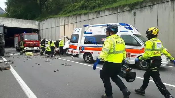 Schianto fra auto e betoniera, chiusa la Statale 45 bis