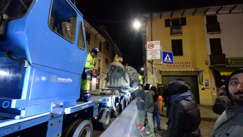 Pontevico, il mega tir attraversa il paese