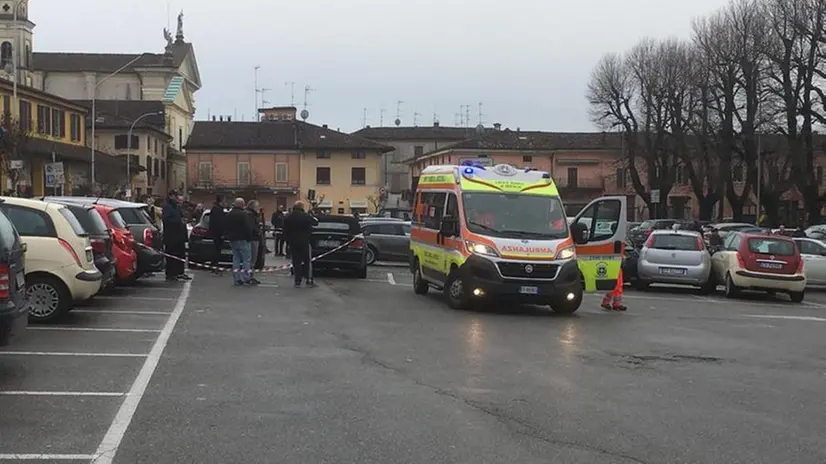 Pontevico, ingrana la retro per errore e uccide la moglie