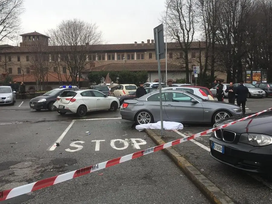 Pontevico, ingrana la retro per errore e uccide la moglie