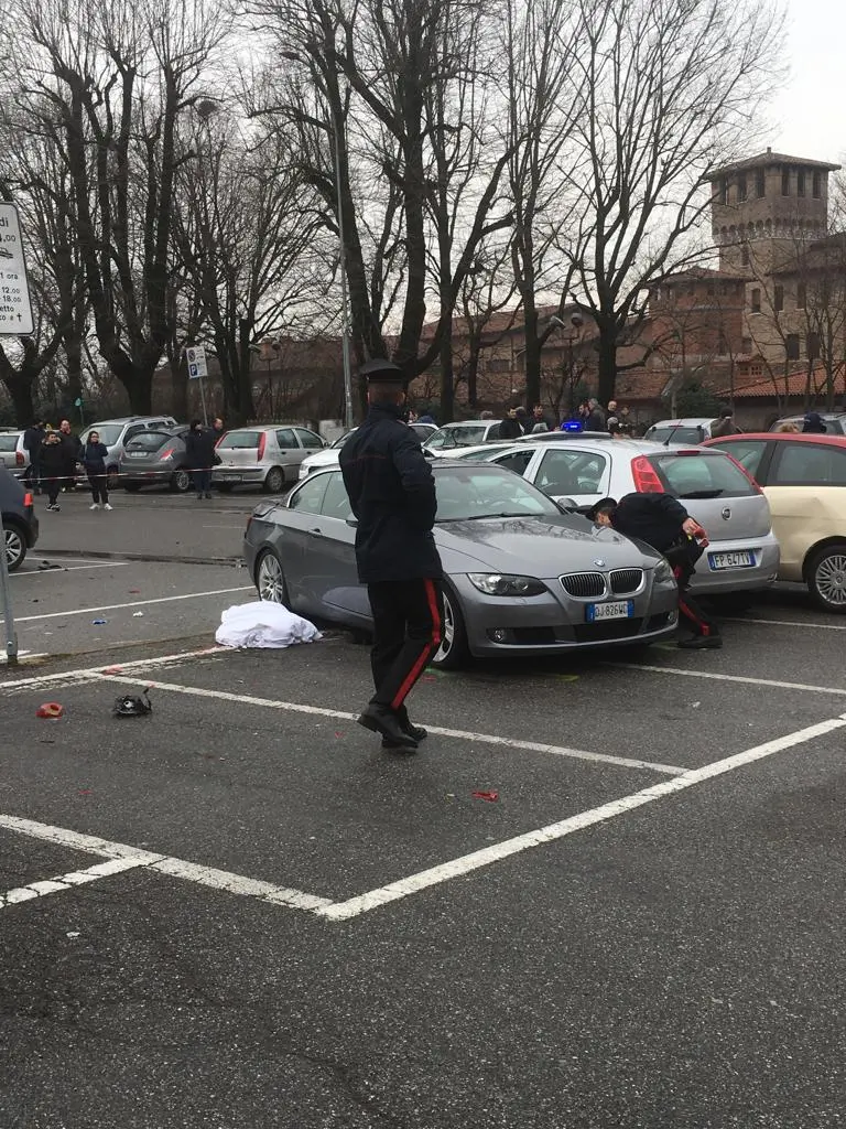 Pontevico, ingrana la retro per errore e uccide la moglie