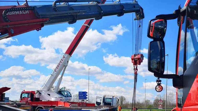 Tir perde il carico alla rotonda