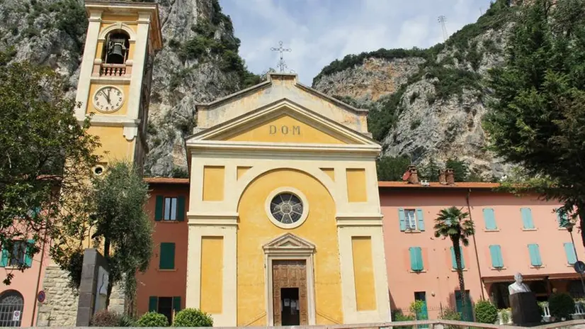 La struttura. La chiesa e il centro sociale, che comprende 27 alloggi - © www.giornaledibrescia.it