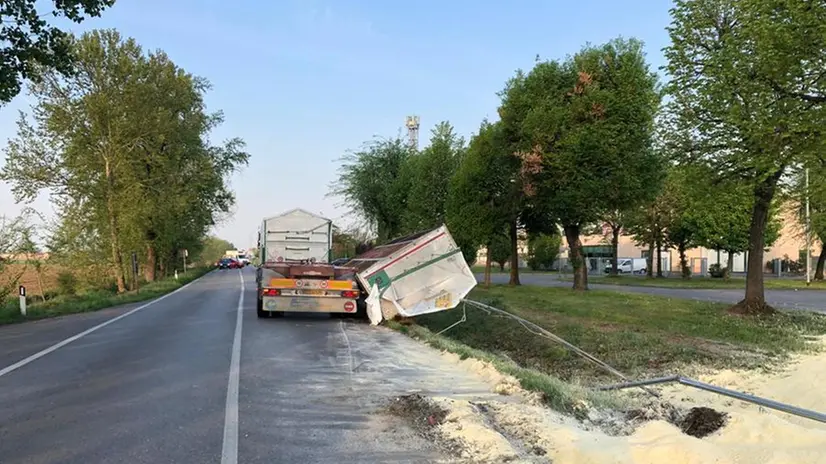 Il mezzo ha perso il carico sulla 235