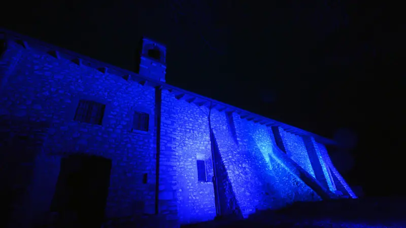 Il monastero di Serle illuminato di blu