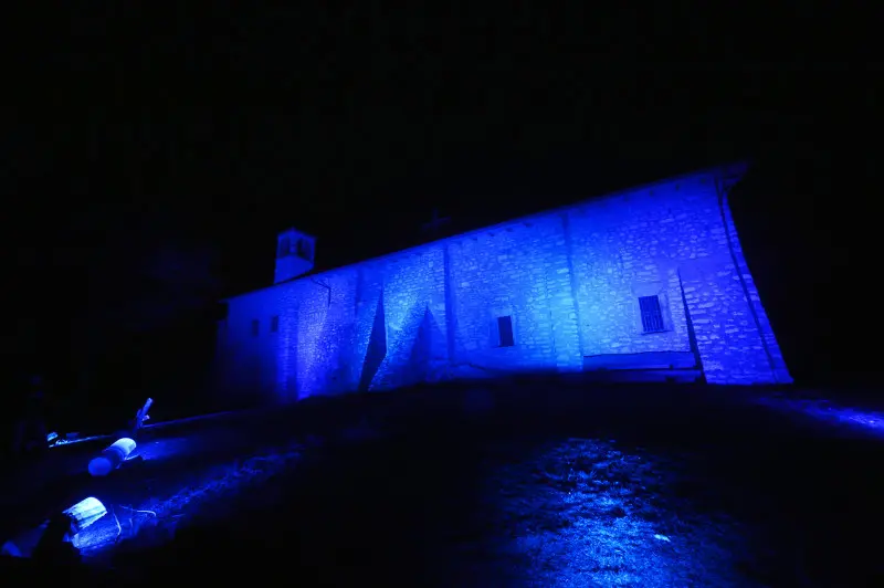 Il monastero di Serle illuminato di blu
