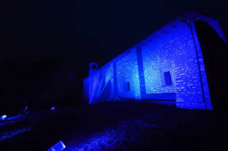 Il monastero di Serle illuminato di blu