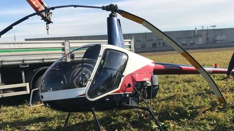Elicottero ultraleggero finisce contro i cavi dell'alta tensione