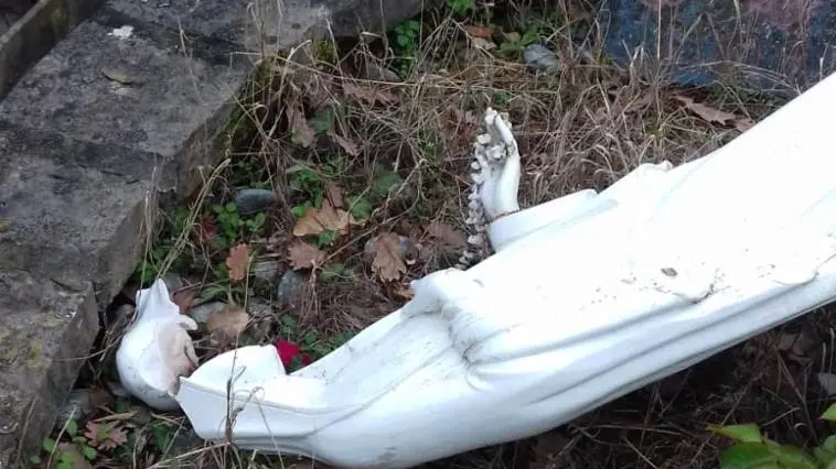 Madonnina presa a martellate a Salò