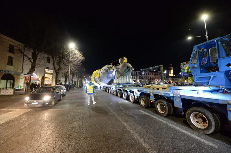 Pontevico, il mega tir attraversa il paese