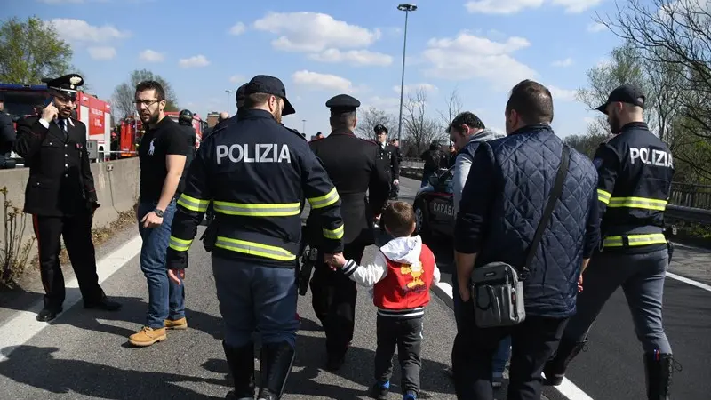 L'autobus incendiato a San Donato Milanese