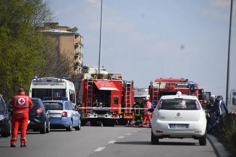 L'autobus incendiato a San Donato Milanese