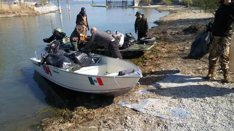 I rifiuti ripescati nelle Torbiere