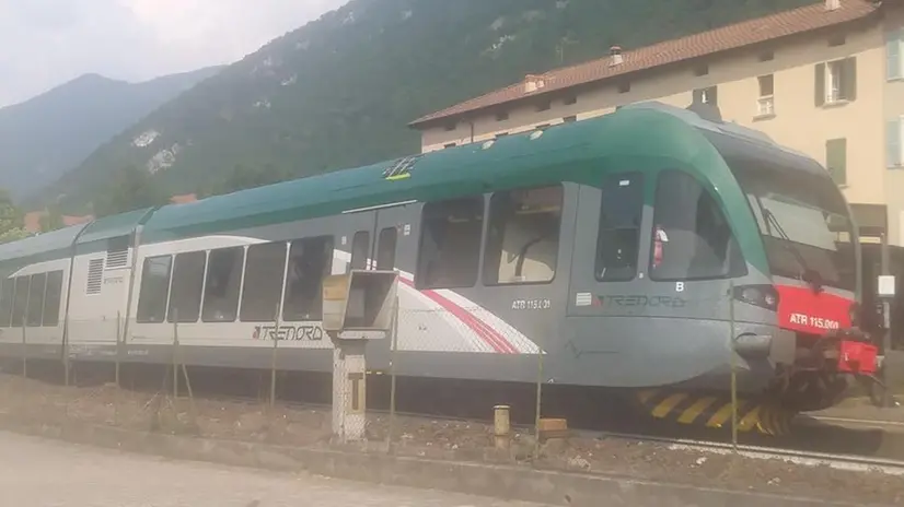 Un treno in transito a Iseo: la linea sta facendo parlare per i numerosi ritardi - © www.giornaledibrescia.it