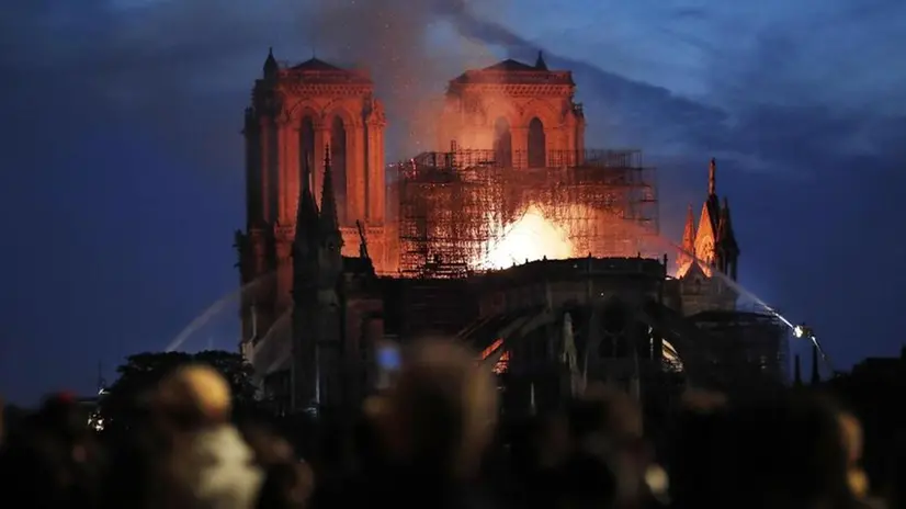 Notre Dame, incendio alla cattedrale parigina