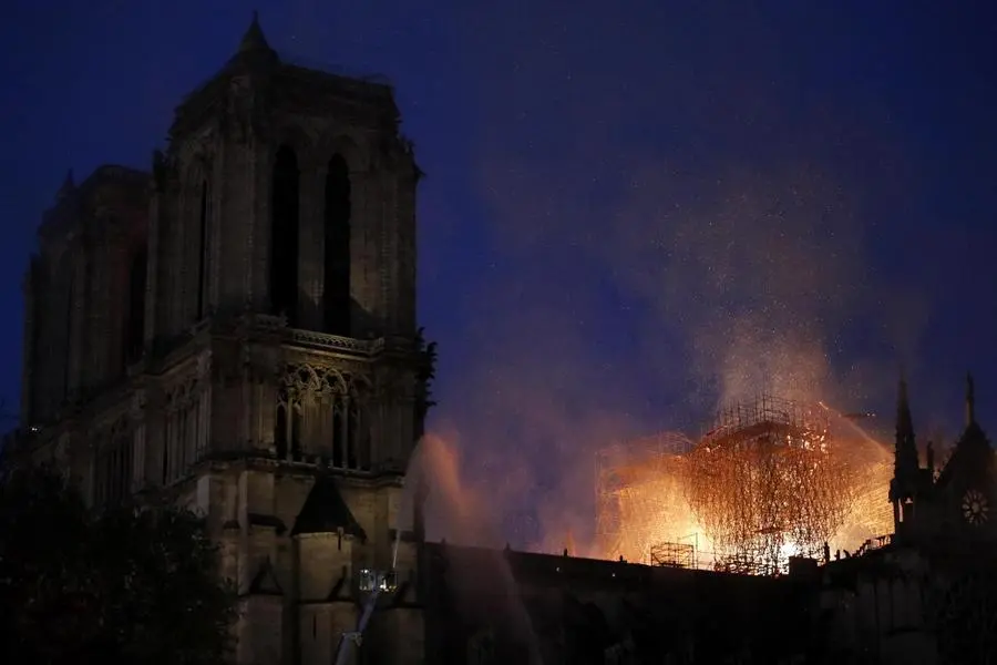 Notre Dame, incendio alla cattedrale parigina