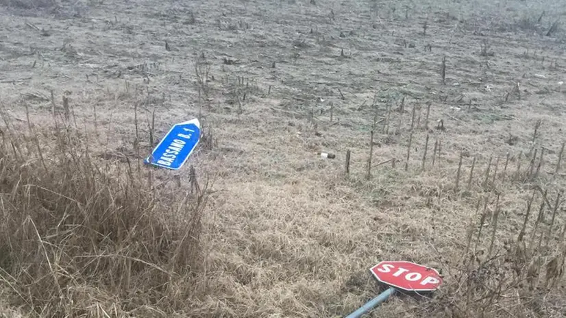 Le foto dei cartelli divelti