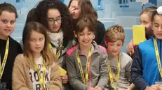 Gli alunni e le alunne della Quinta B della primaria di Lograto