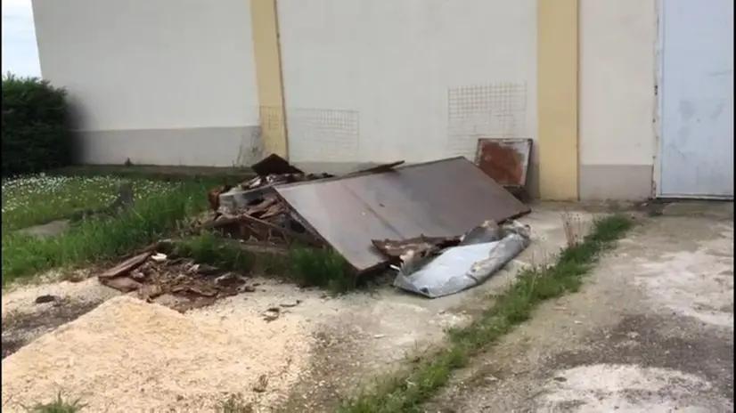 Ossa e resti di bare fuori dal cimitero di Seniga - © www.giornaledibrescia.it