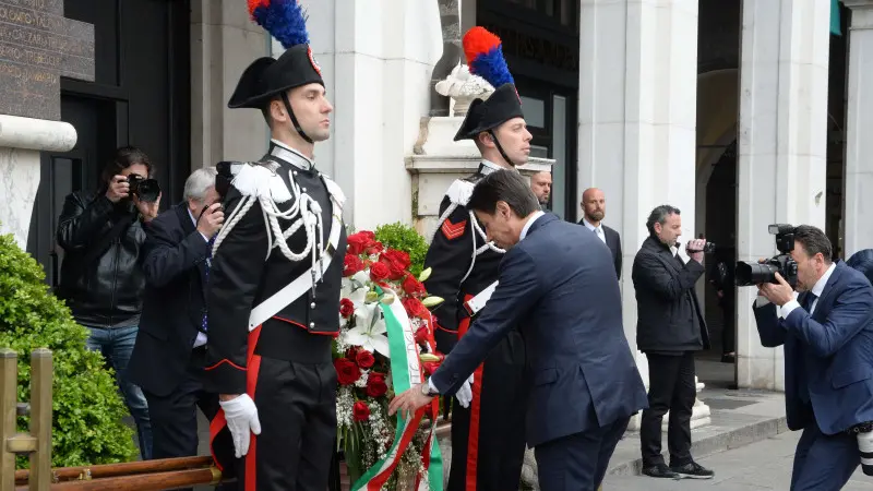 Giuseppe Conte in piazza Loggia rende omaggio ai Caduti