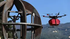Un momento del volo sperimentale del drone per il trasporto di sangue e organi a Vinci, terra di Leonardo - Foto Ansa © www.giornaledibrescia.it