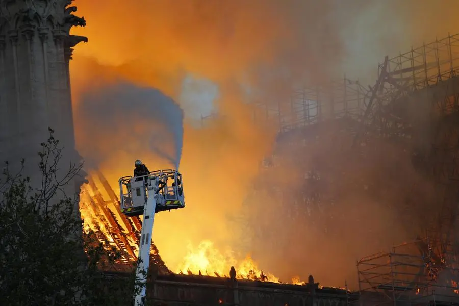 I pompieri di Parigi al lavoro tra le fiamme di Notre-Dame