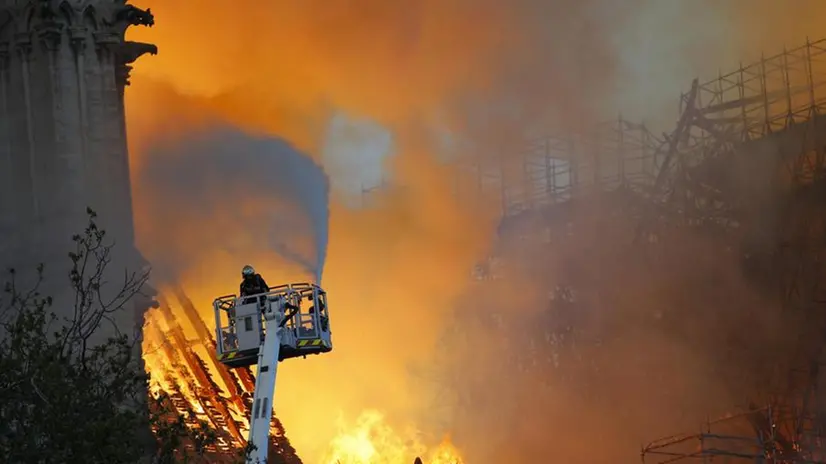 I pompieri di Parigi al lavoro tra le fiamme di Notre-Dame