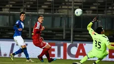 Il gol del 2-1 realizzato da Ndoj - Foto Reporter Nicoli © www.giornaledibrescia.it