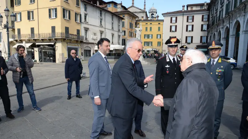 Prefetto Visconti, omaggio ai caduti di piazza Loggia - Foto Strada/Neg © www.giornaledibrescia.it