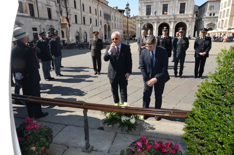 Prefetto Visconti, omaggio ai caduti di piazza Loggia - Foto Strada/Neg © www.giornaledibrescia.it