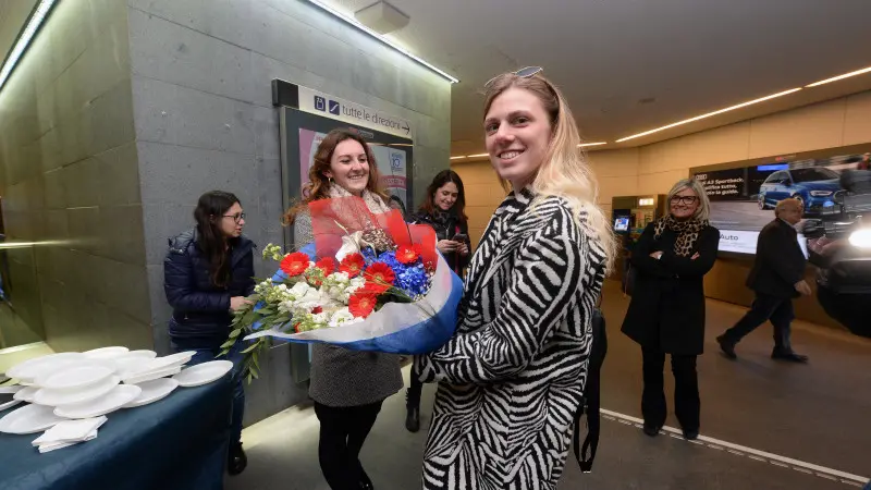 Chiara Castioni festeggiata nella metro